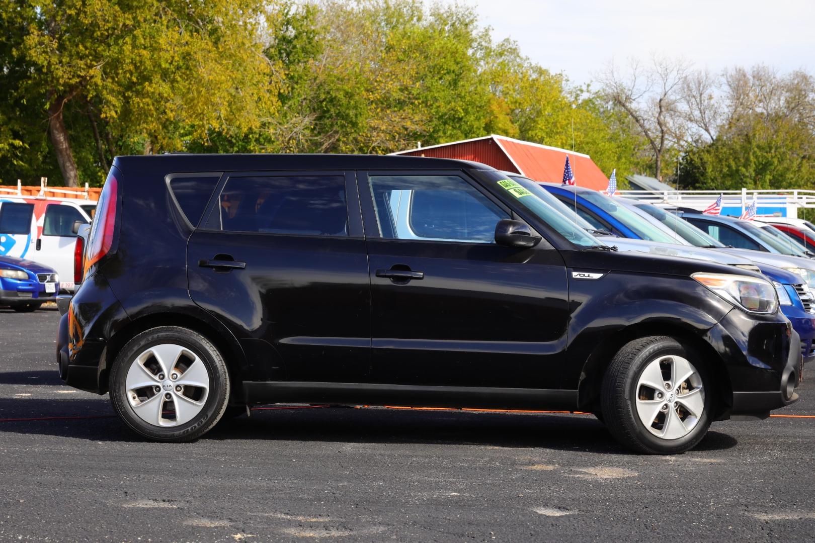 2016 BLACK KIA SOUL Base 6A (KNDJN2A25G7) with an 1.6L L4 DOHC 16V engine, 6-SPEED AUTOMATIC transmission, located at 420 E. Kingsbury St., Seguin, TX, 78155, (830) 401-0495, 29.581060, -97.961647 - Photo#3